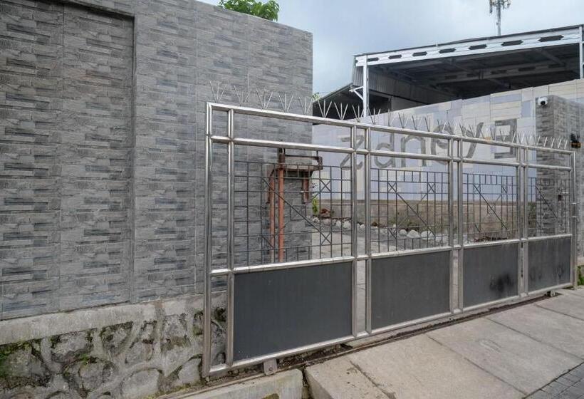 בית מלון כפרי Urbanview Syariah Zidney 3 Salatiga By Reddoorz