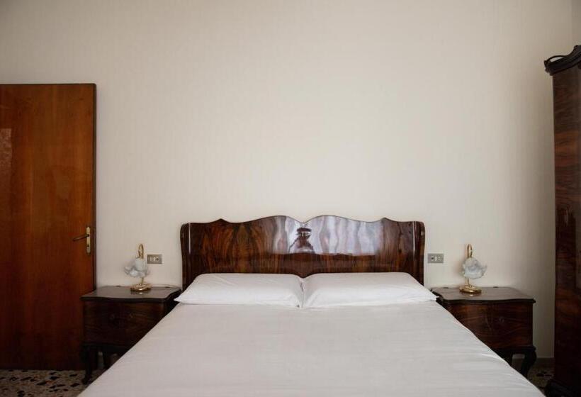 פנסיון La Rosa Rooms & Holiday Home