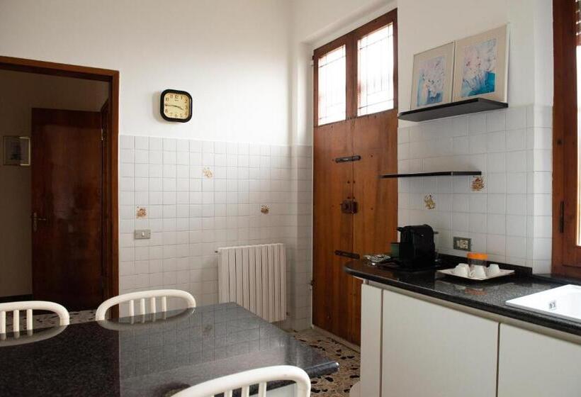 פנסיון La Rosa Rooms & Holiday Home