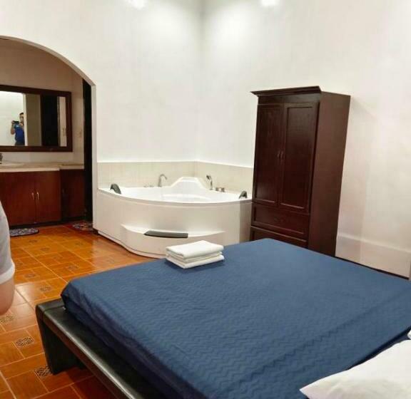Platinum Hotel By Bluebookers