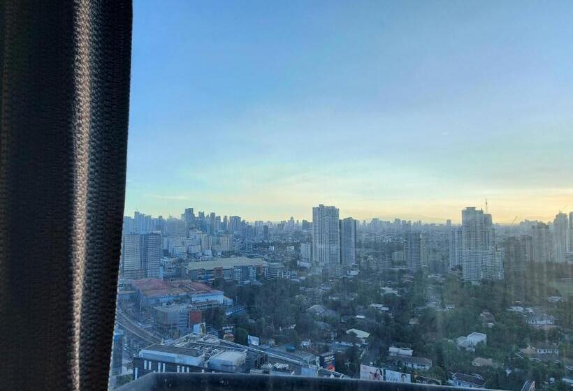 Posh Beds With City View And Pools