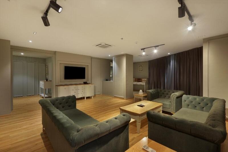 Sunday Hotel Vadodara