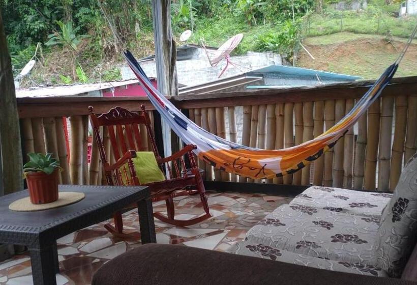 ユースホステル Hostal Portobelo