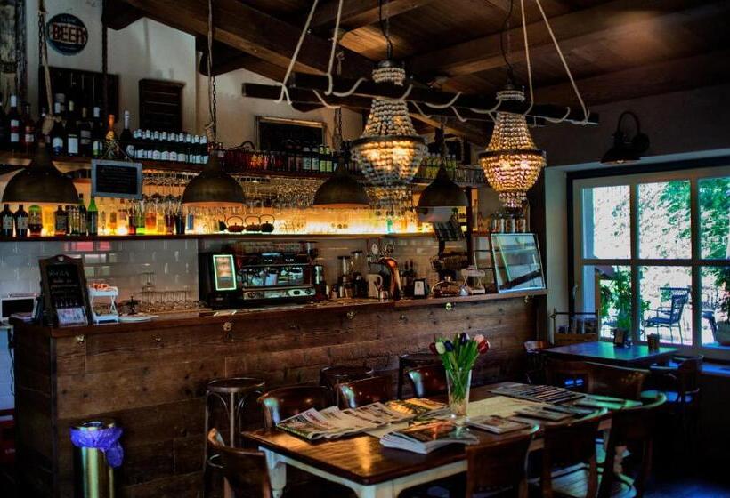 تختخواب و صبحانه Aria Di Bosco