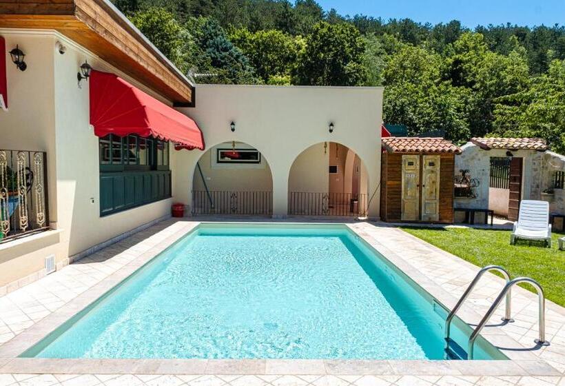 تختخواب و صبحانه Aria Di Bosco