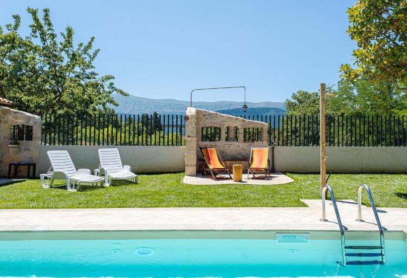 تختخواب و صبحانه Aria Di Bosco