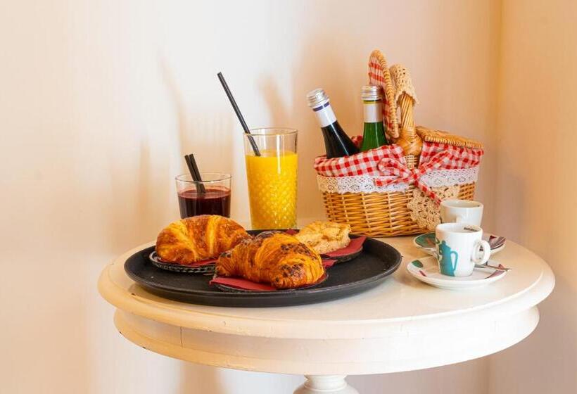 تختخواب و صبحانه Aria Di Bosco