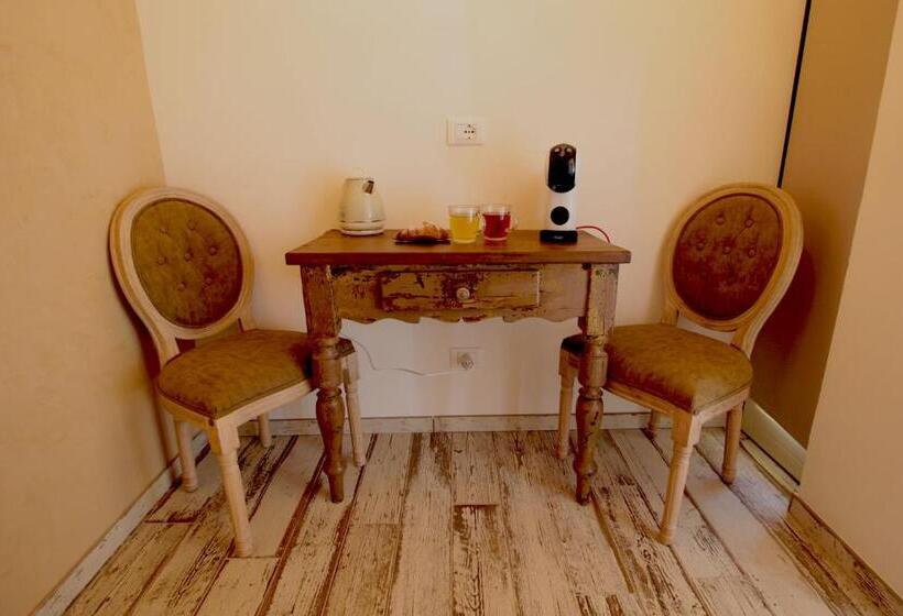 تختخواب و صبحانه Aria Di Bosco