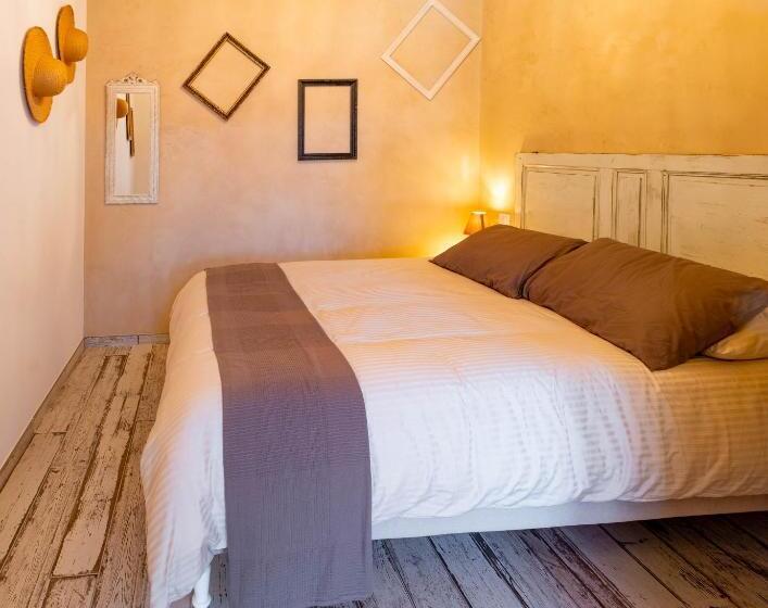 تختخواب و صبحانه Aria Di Bosco