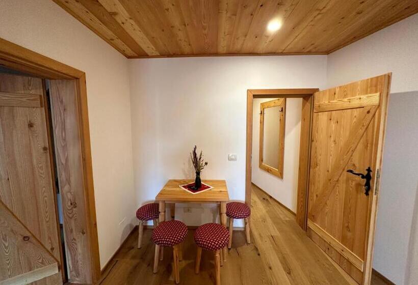 تختخواب و صبحانه šurc