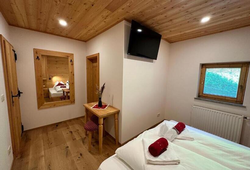 تختخواب و صبحانه šurc