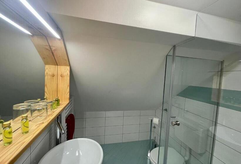 تختخواب و صبحانه šurc