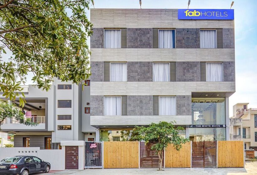 Fabhotel The White Moon
