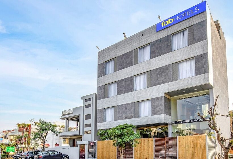 Fabhotel The White Moon