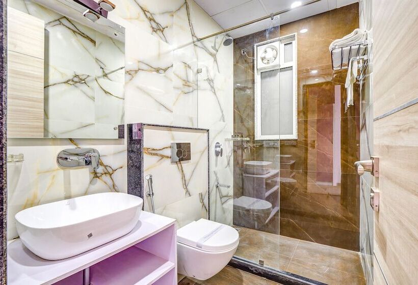 Fabhotel The White Moon