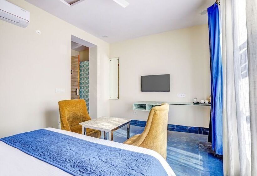 Fabhotel The White Moon