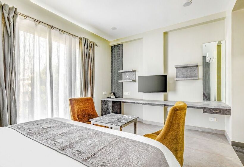 Fabhotel The White Moon