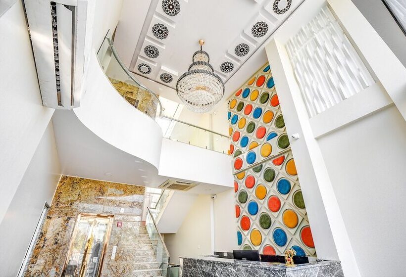 Fabhotel The White Moon