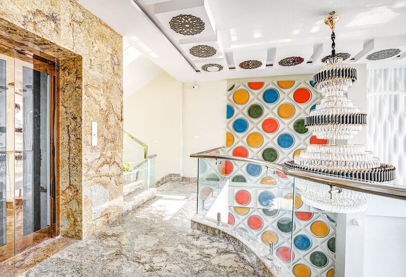 Fabhotel The White Moon