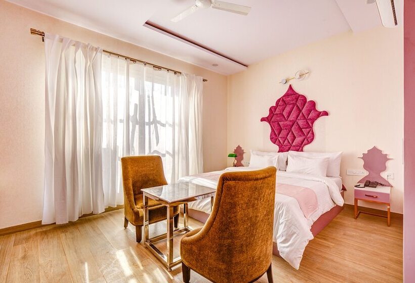 Fabhotel The White Moon