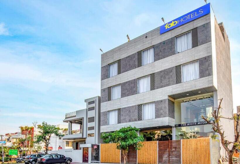 Fabhotel The White Moon