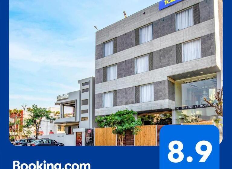 Fabhotel The White Moon