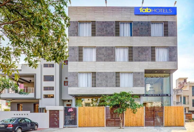 Fabhotel The White Moon