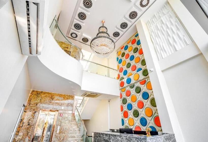 Fabhotel The White Moon