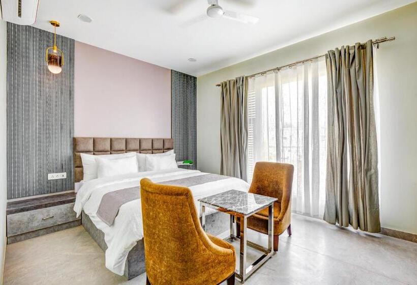 Fabhotel The White Moon