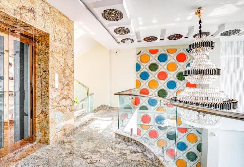 Fabhotel The White Moon