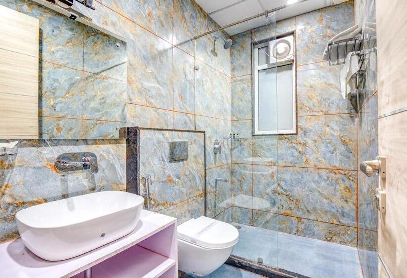 Fabhotel The White Moon