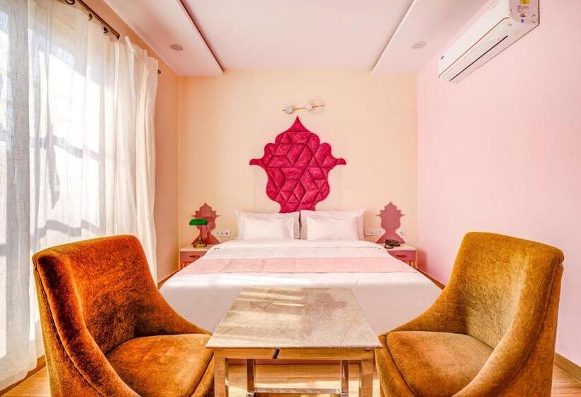 Fabhotel The White Moon