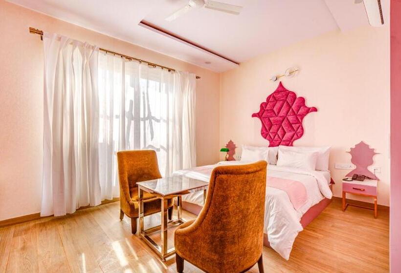 Fabhotel The White Moon