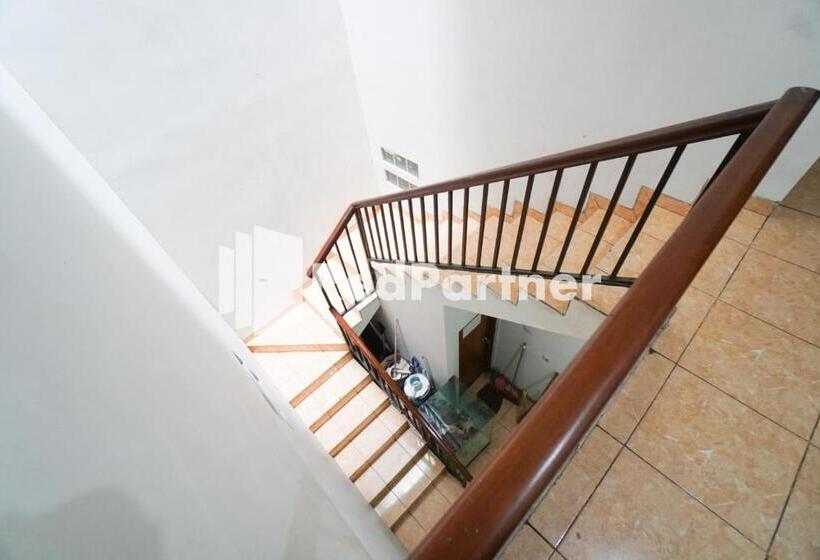 هتل Bright Residence Near Itc Mangga Dua Mitra Reddoorz