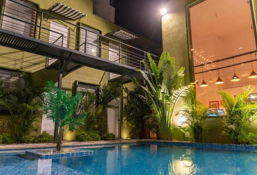 هتل Oasis Tropical