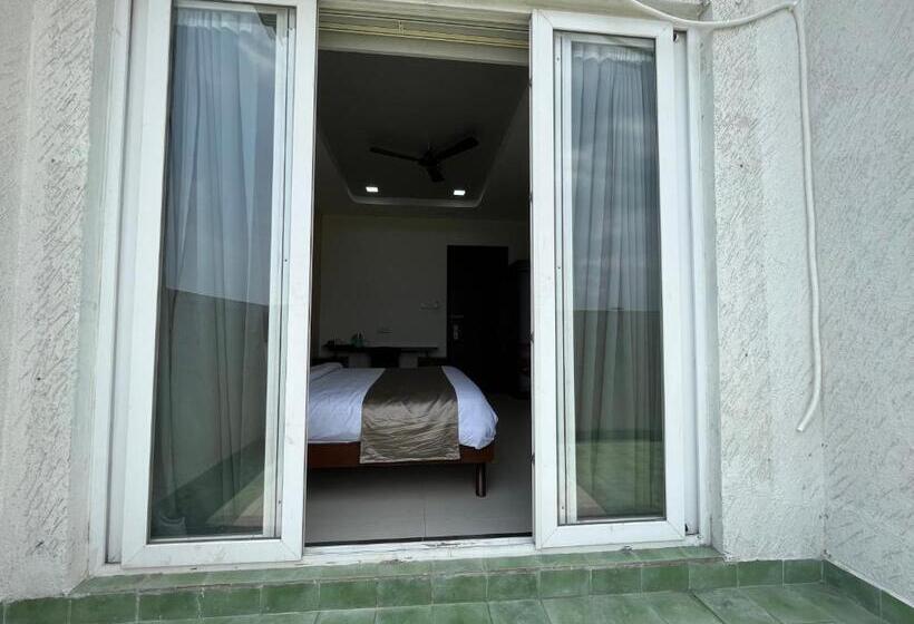 Отель Ponneri Gymkhana Club