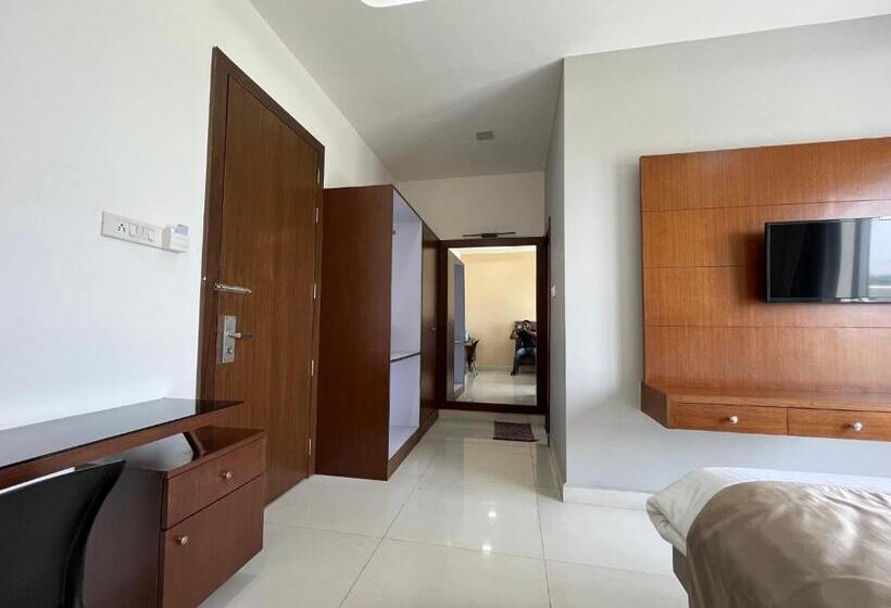 Отель Ponneri Gymkhana Club