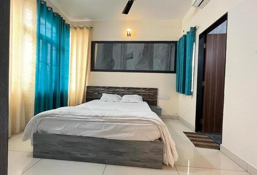 Отель Ponneri Gymkhana Club