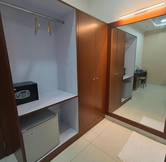 Отель Ponneri Gymkhana Club