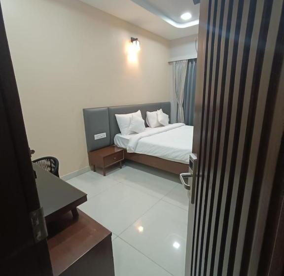 Отель Ponneri Gymkhana Club