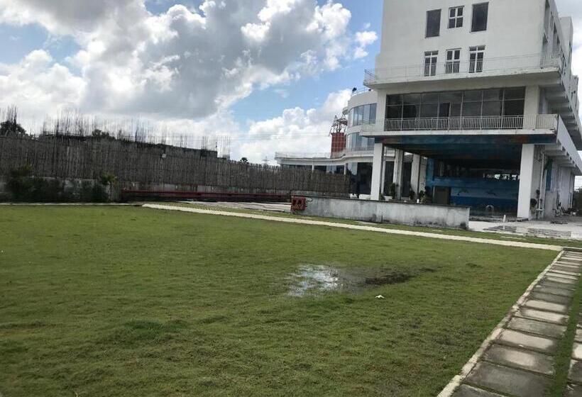 Отель Ponneri Gymkhana Club