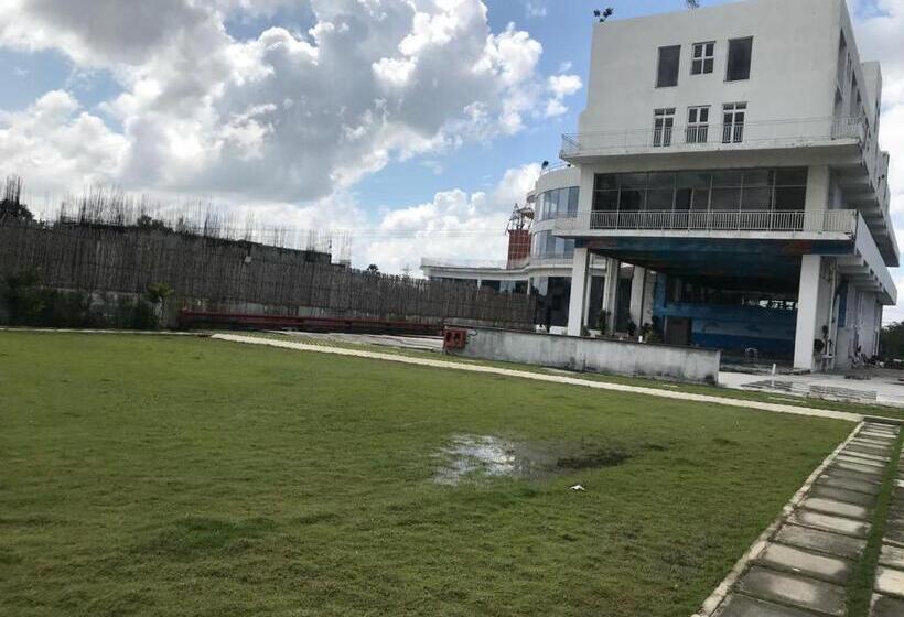 Отель Ponneri Gymkhana Club