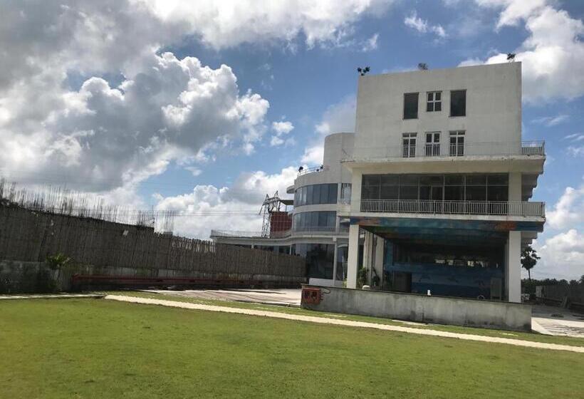 Отель Ponneri Gymkhana Club