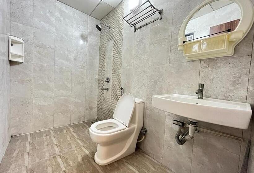 Отель Ponneri Gymkhana Club