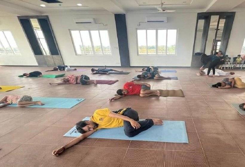 Отель Ponneri Gymkhana Club