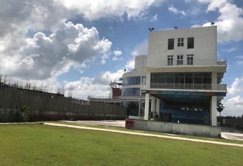 Отель Ponneri Gymkhana Club