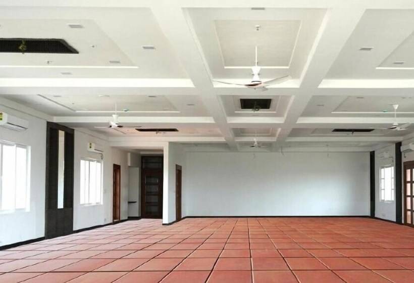 Отель Ponneri Gymkhana Club