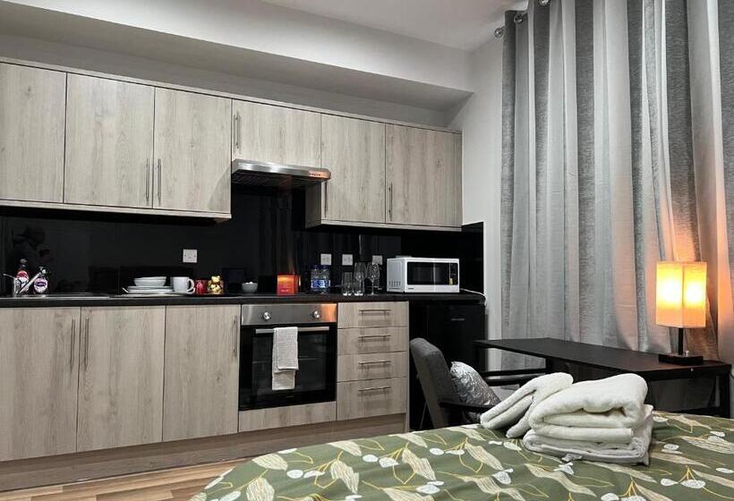ホテル Private Apartment  Centre Of West London  Next To Tube Station & Bus Link