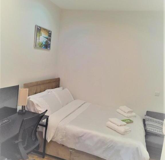 ホテル Private Apartment  Centre Of West London  Next To Tube Station & Bus Link