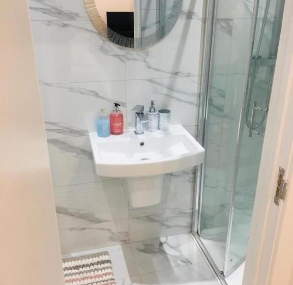 ホテル Private Apartment  Centre Of West London  Next To Tube Station & Bus Link